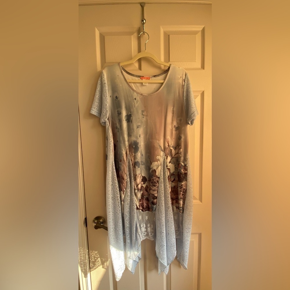 SIMPLY ASTER LONG TUNIC. SIZE L. BLUE FLORAL WITH LACE INSERTS AND LACE SLEEVES